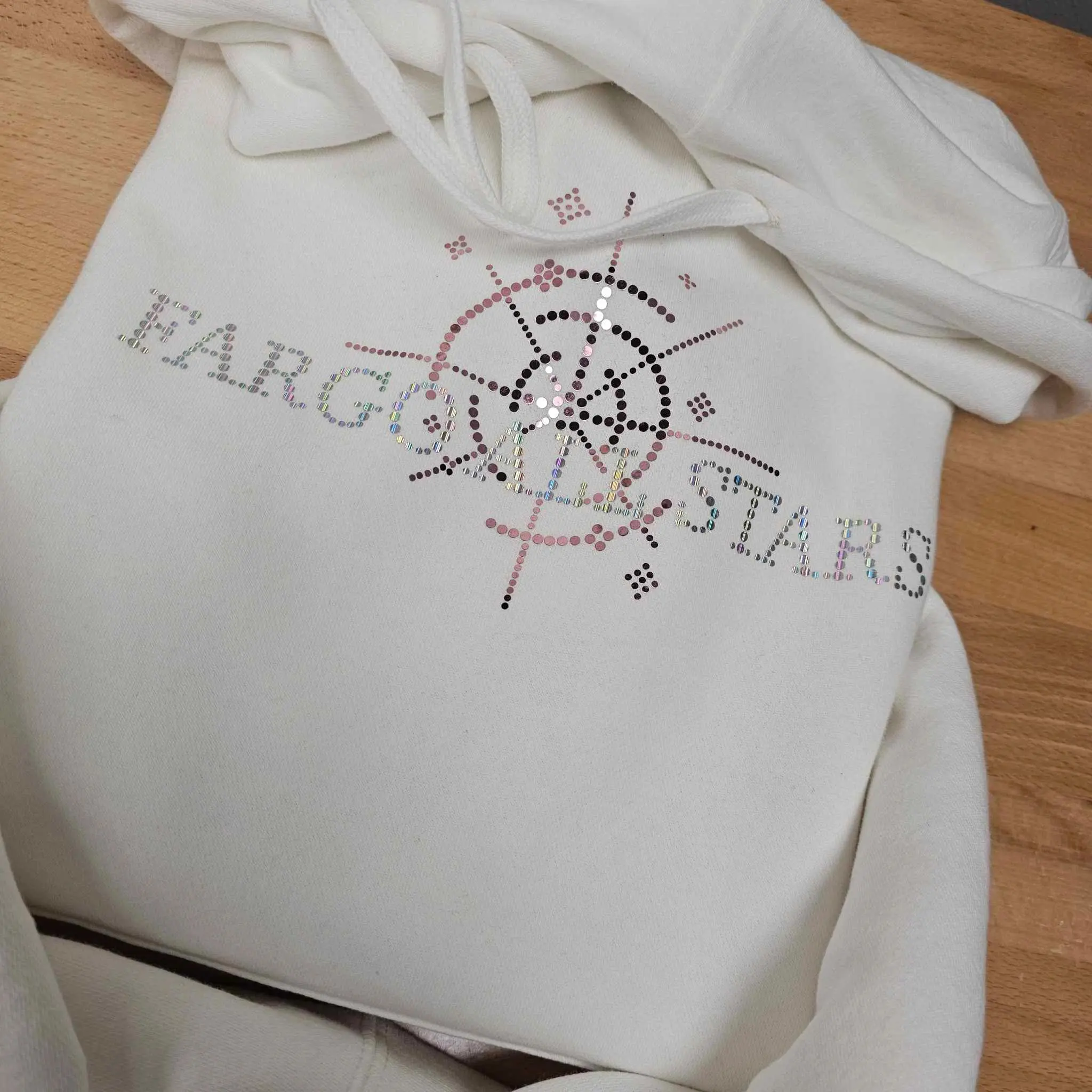 A white hoodie with the words " fargo stars ".